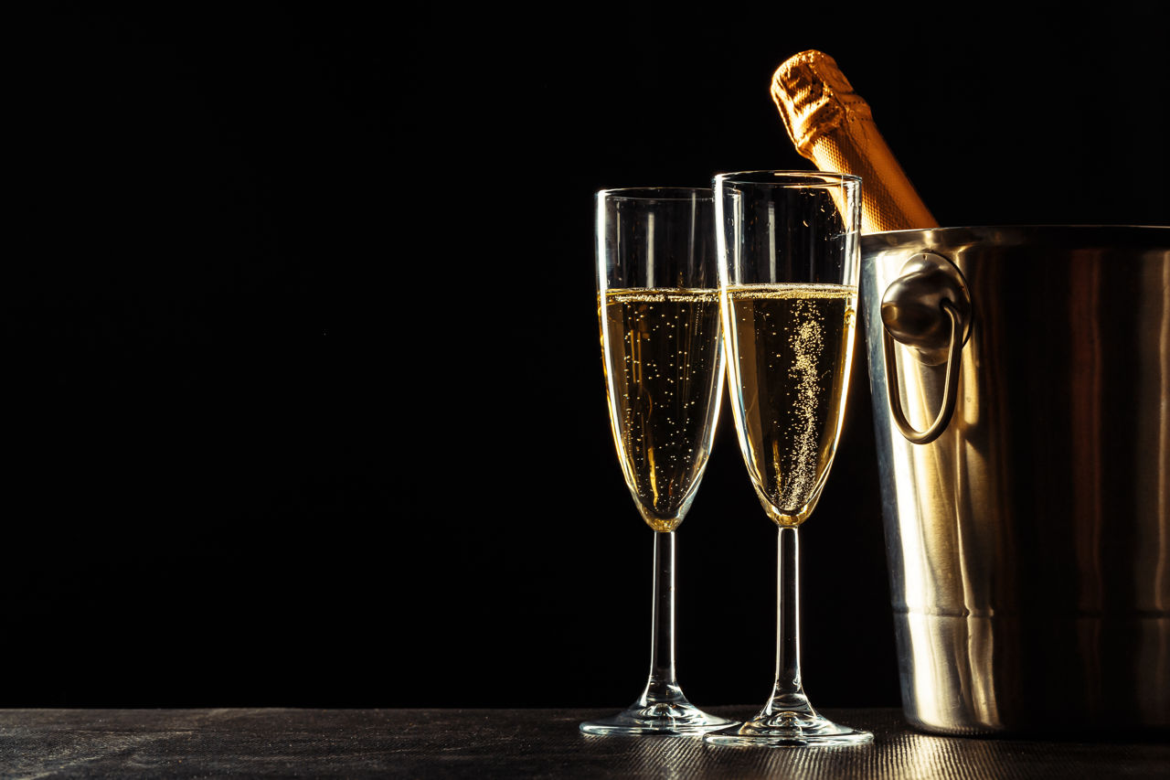 Czy noworoczna lampka szampana może być początkiem alkoholizmu?