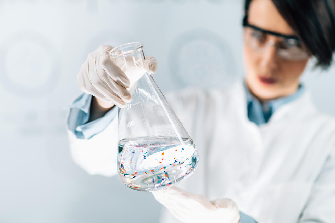 Mikroplastik w organizmie – skąd się bierze i czy jest szkodliwy?